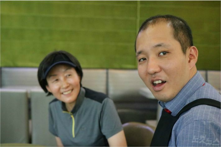 경기도 분당의 한 카페에서 만난 바리스타 배형진 씨와 어머니 박미경 씨.
